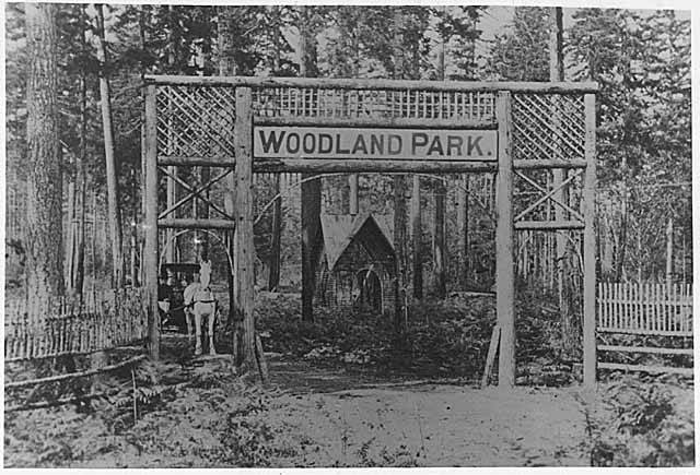 Woodland_Park_wooden_entrance_gate_and_fence,_Seattle,_probably_between_1889_and_1891_(WARNER_11)